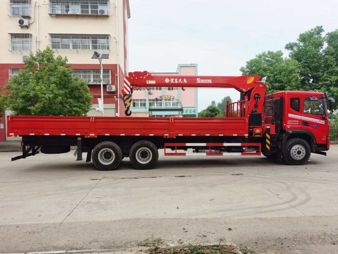 國(guó)六東風(fēng)華神DV5后八輪宏昌天馬12噸五節(jié)臂吊機(jī)隨車吊